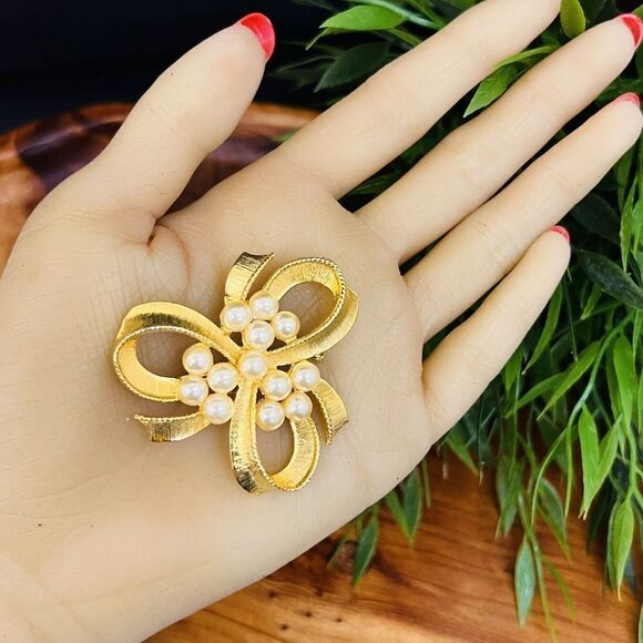 Vintage Faux Pearls Brooch Bow Ribbon Jewelry Textured Gold Tone Classy 4161 - Picture 4 of 9